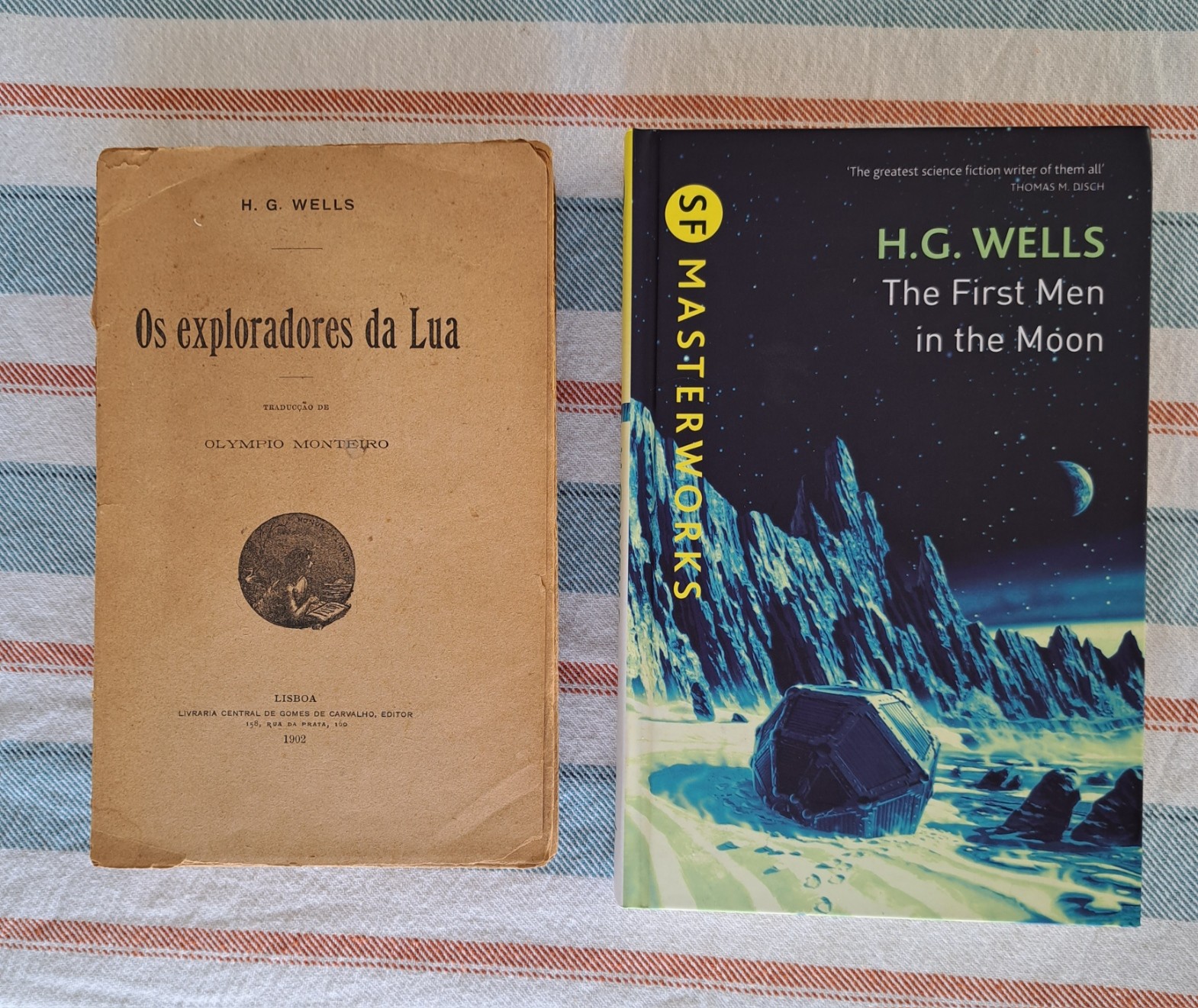 Two editions of H. G. Wells' "The First Men in the Moon", one in Portuguese, from 1902, the other in english (with an introduction by Lisa Tuttle).