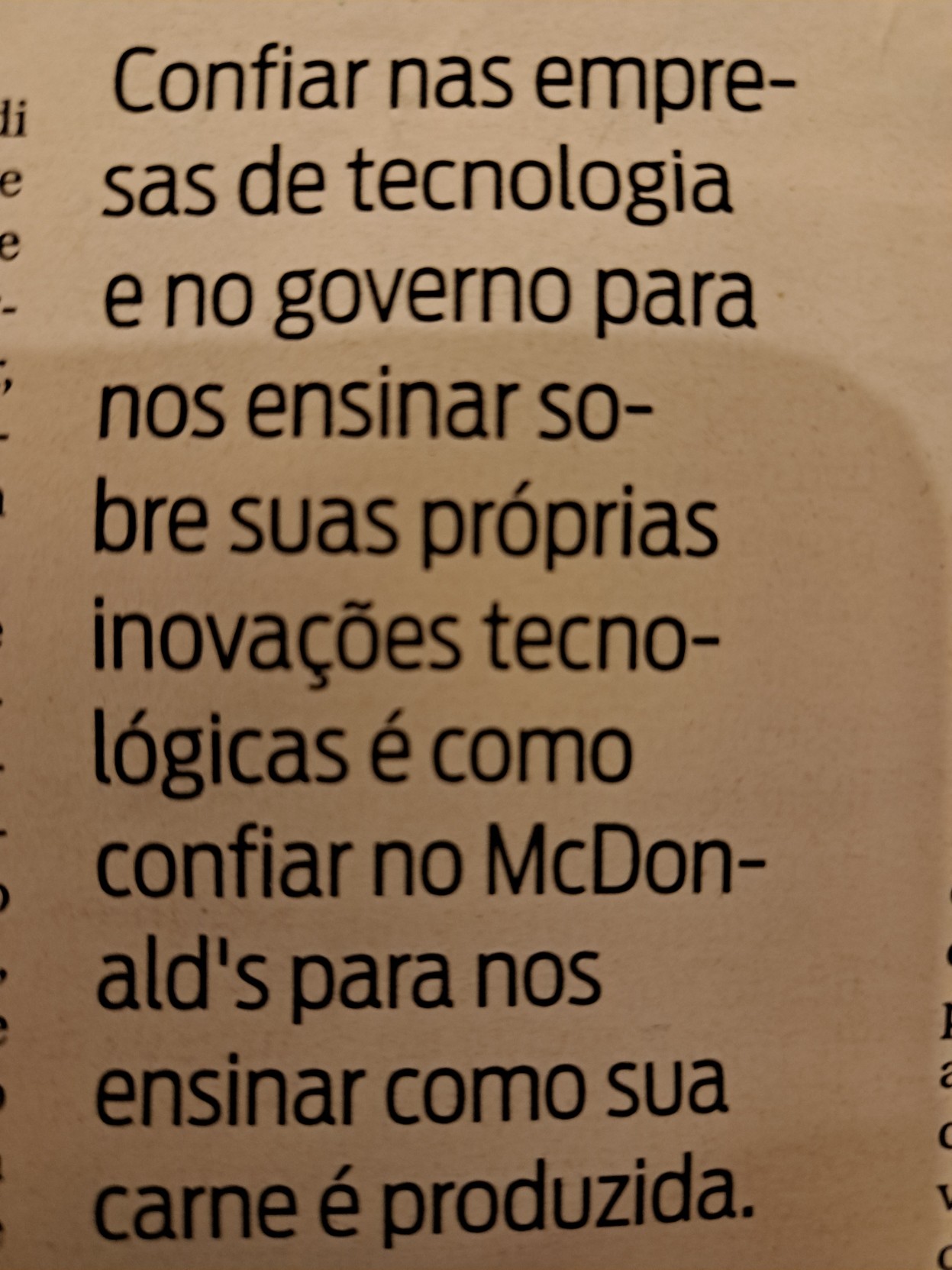 Foto ao Jornal Mapa, onde se lê: "Confiar nas empresas de tecnologia e no governo para nos ensinar sobre suas próprias inovações tecnológicas é como confiar no McDonald's para nos ensinar como sua carne é prodizida."