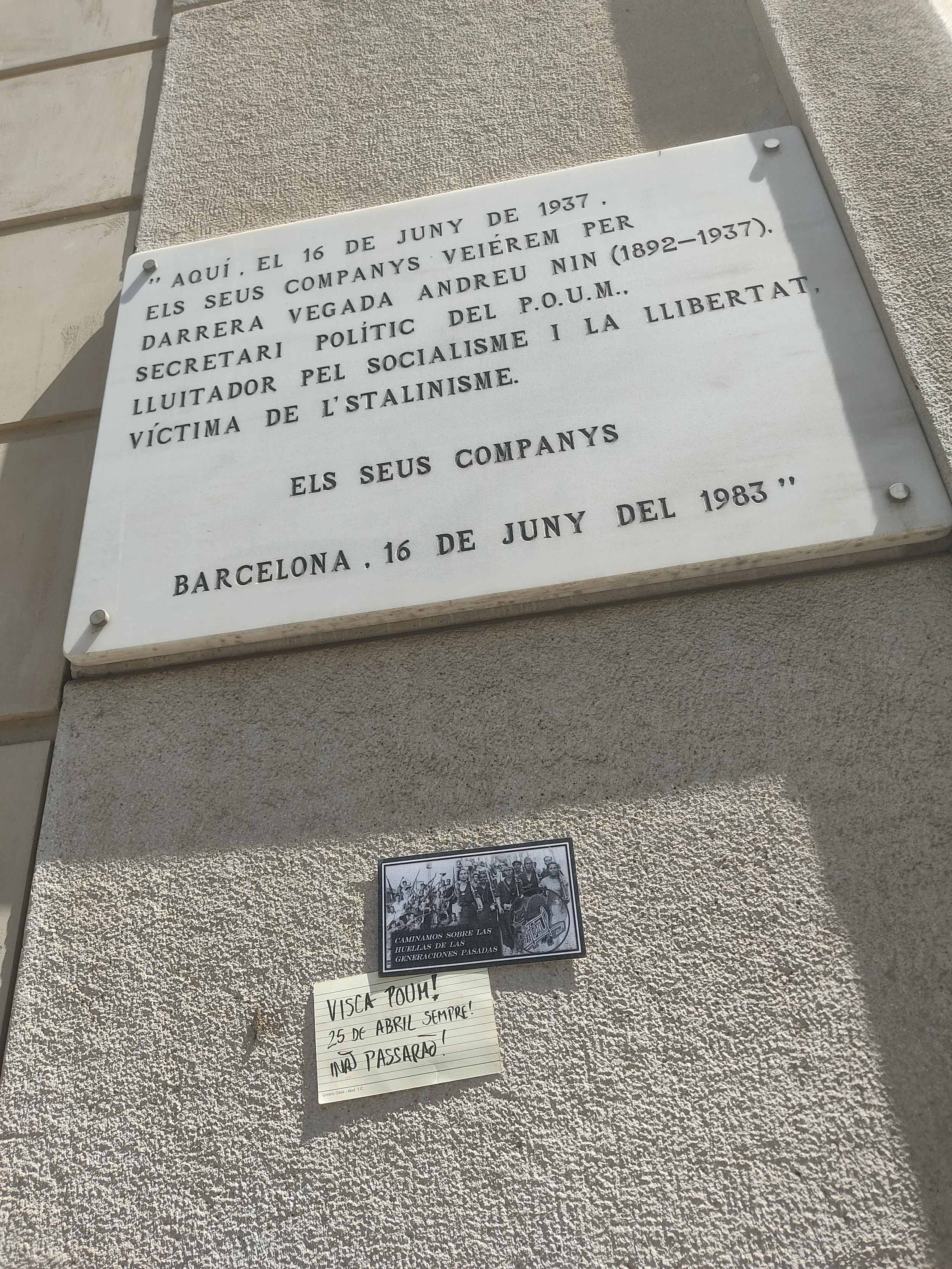Memorial do Andreu Nin, líder do POUM, com um par de notas deixadas em baixo