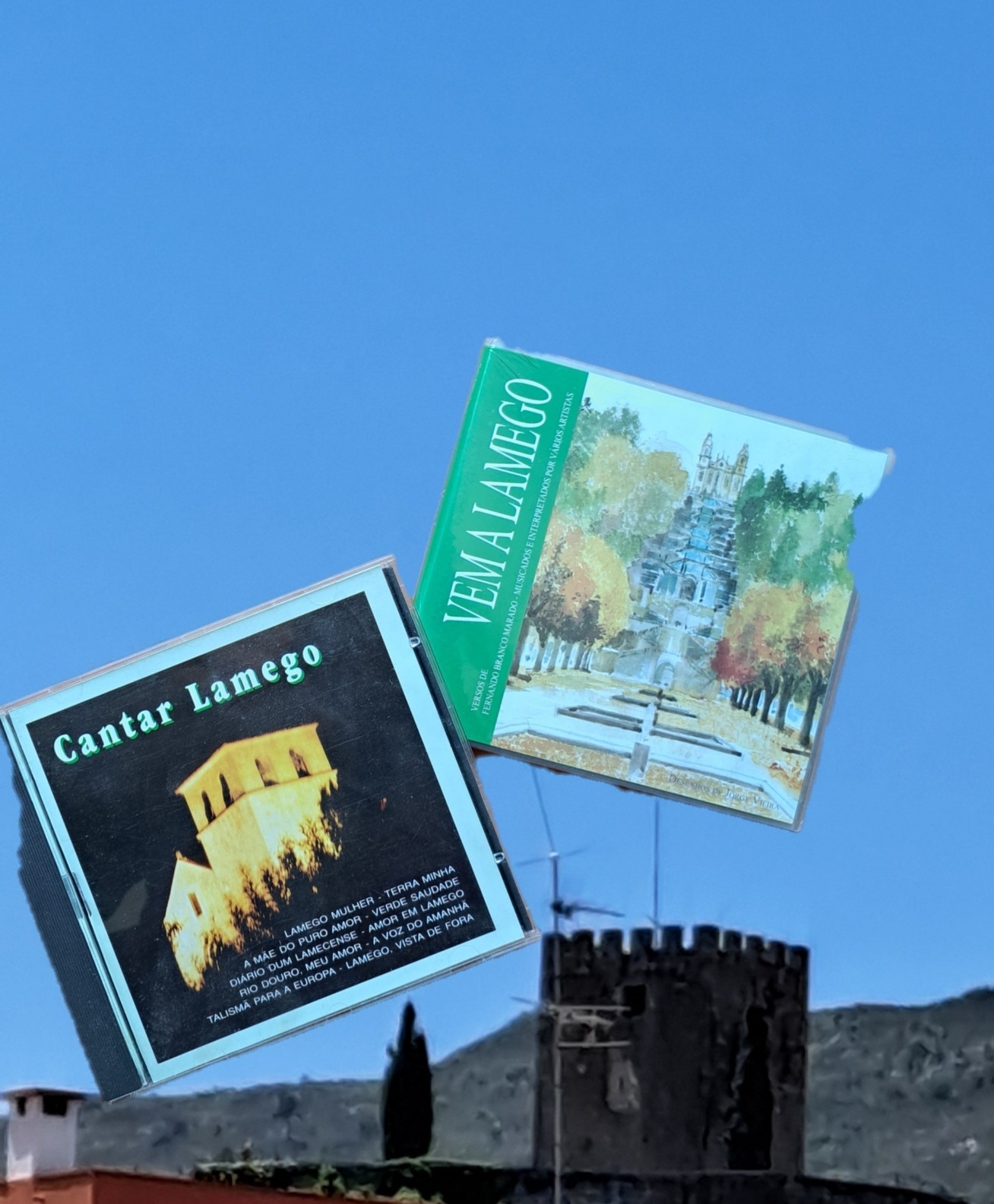 O castelo de Lamego e dois CDs que aqui tenho dedicados à cidade "colados" no céu: "Cantar Lamego" e "Vem a Lamego"