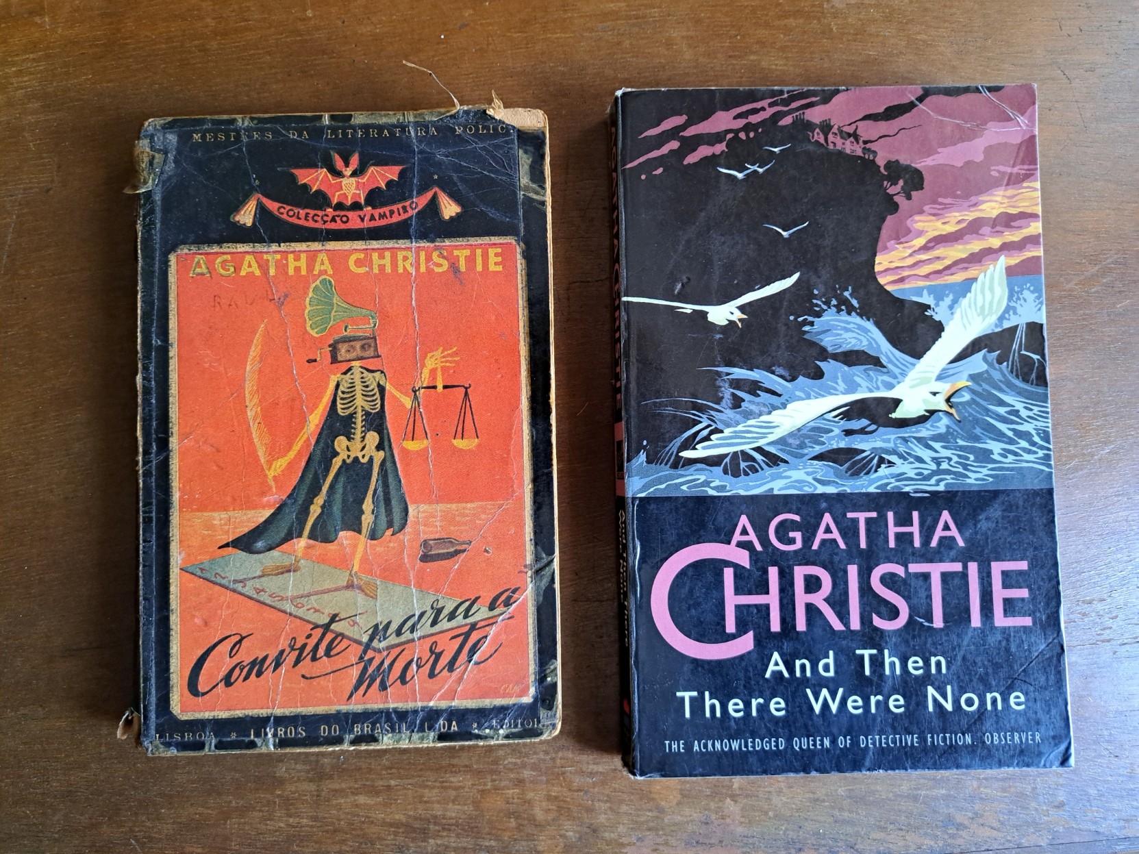On the left, the Portuguese edition, from Colecção Vampiro. In the cover, death holds a quill ansd a balance, wears a cape and has a gramophone as its head.  On the right, an English edition. In the cover, stormy waves wash the island's cliff, with seagulls flying nearby.