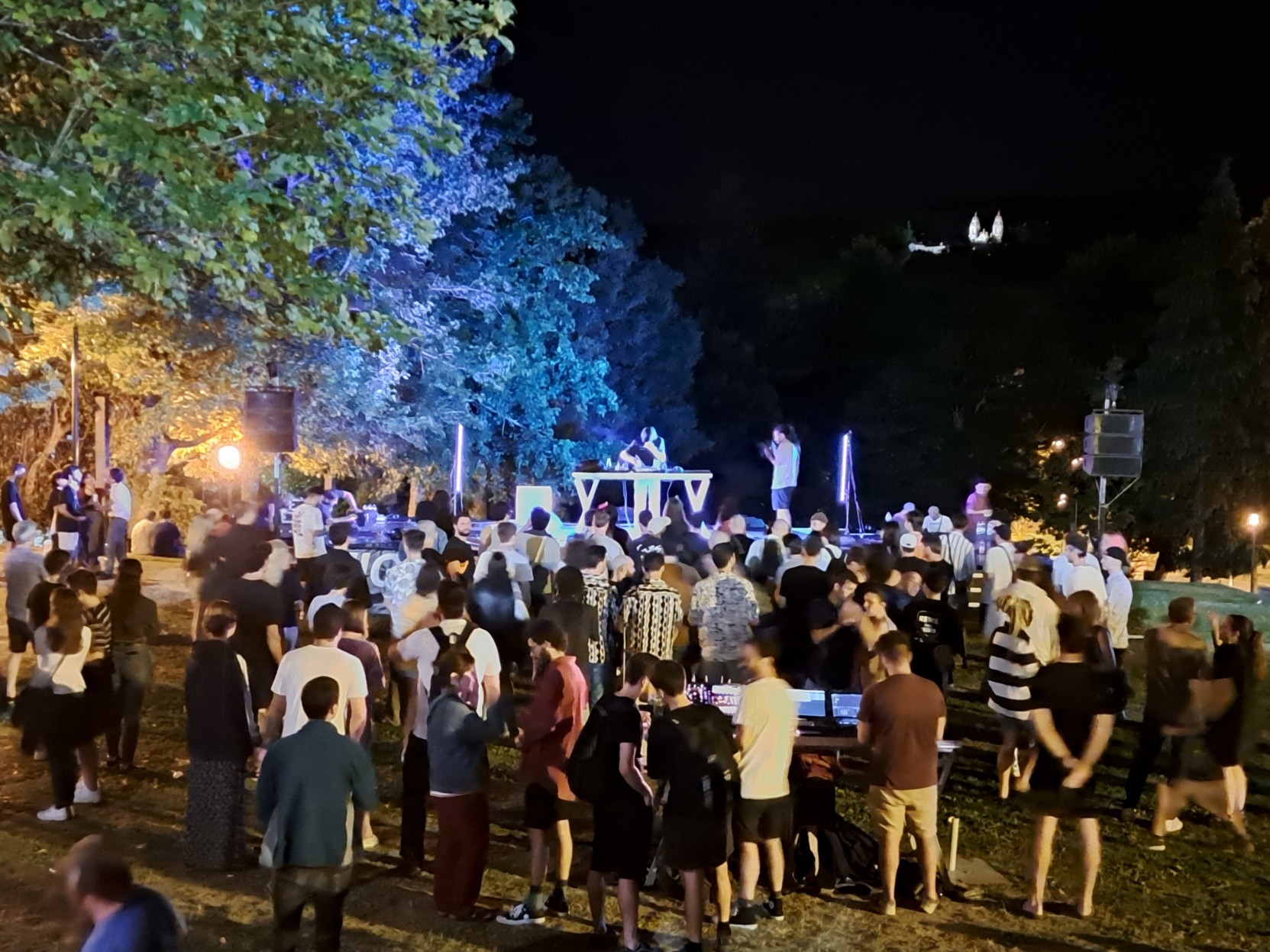 DJ Lynce a encerrar o festival (com a igreja da N. Sra. dos Remédios lá ao fundo)