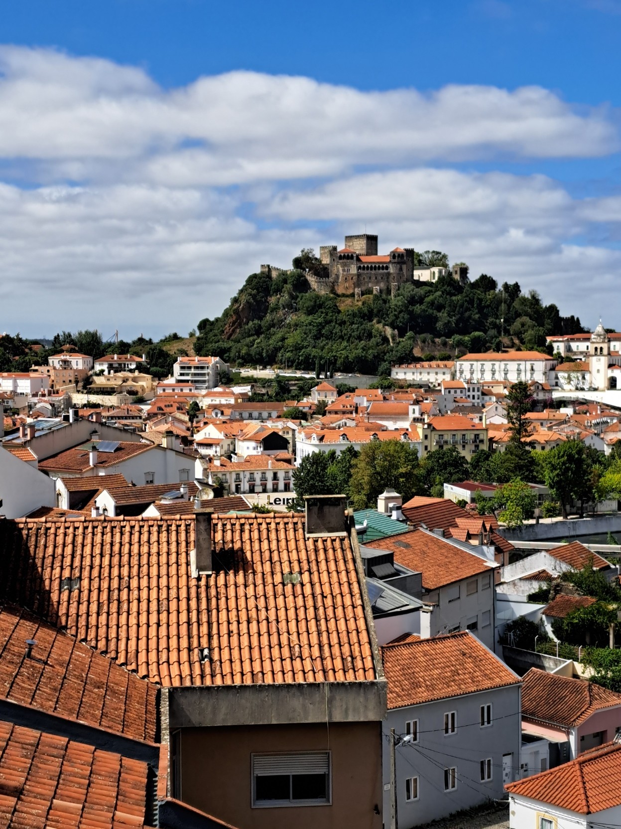 A picture of Leiria&rsquo;s castle, taken from a distance (and showing the city under it). Taken before the first moment of the Extramuralhas 2024 festival.